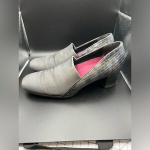 MUNRO Billie Pump women’s Heels Size 6.5Wide in Grey Lizard/Grey Fabric